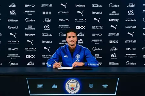 رسميًا.. مانشستر سيتي يعلن تحصين موهبته ديفين موكاسا بعقد طويل الأمد